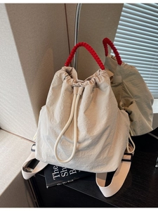 Zaino in tela bianco sporco con coulisse, manico intrecciato rosso e nylon leggero