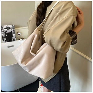Détail du grand sac cabas en daim beige montrant sa texture douce et sa grande capacité