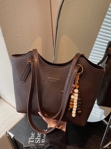 Large Capacity Vintage PU Leather Bucket Bag For Women Retro Fashion Tote Shoulder Bag With Beaded Charm Commuter Work Handbag