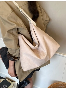 Sac fourre-tout rétro en daim abricot avec bandoulière réglable pour un style élégant