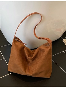 Sac hobo marron en daim avec bandoulière réglable et design grande capacité spacieux