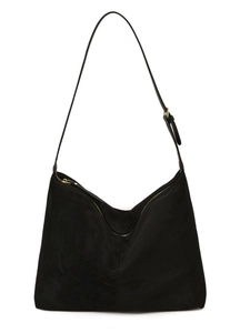 Sac hobo noir en daim avec bandoulière réglable et fermeture éclair dorée sur fond blanc