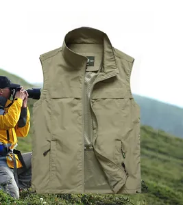 Détail du gilet utilitaire kaki avec doublure en maille et cordon de serrage réglable