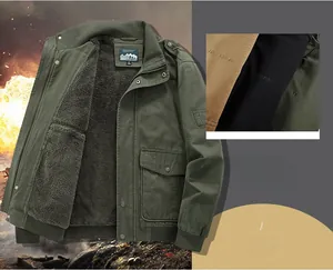 Dettaglio della fodera in pile e del ricamo su una giacca bomber da uomo verde militare