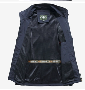 Détail du gilet tactique bleu marine avec doublure en maille respirante et étiquette de col