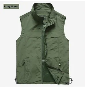 Détail du gilet utilitaire vert armée avec col montant et cordon de serrage réglable