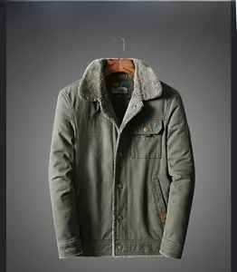 Dettaglio della giacca militare verde militare con collo in pelliccia grigia e tasche sul petto