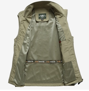 Détail macro de la doublure en maille respirante et étiquette de la veste tactique