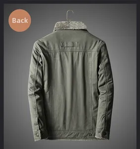 Dettaglio del retro di una giacca di tela pesante da uomo con collo in pile ed etichetta