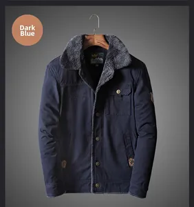 Dettaglio della giacca da lavoro blu navy con calda fodera in pile grigio e ricami