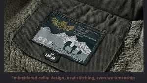 Dettaglio ravvicinato del ricamo sul colletto e calda fodera in sherpa del parka da uomo