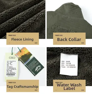 Dettaglio della giacca in cotone foderata in pile verde militare con ricamo del brand
