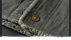 Dettaglio macro del parka trapuntato da uomo con fodera in pile e bottoni automatici in metallo