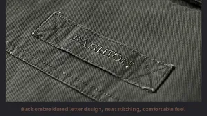 Dettaglio del tessuto in cotone della giacca cargo con etichetta ricamata fashion