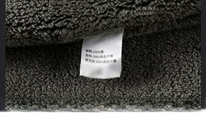 Dettaglio della calda fodera in pile sherpa e dell'etichetta del materiale per uomo