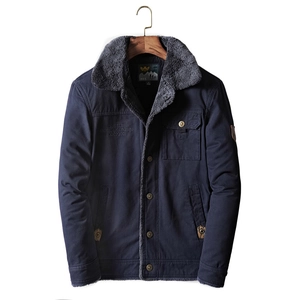 Giacca cargo da uomo blu scuro foderata in pile con collo in finta pelliccia grigia e tasche