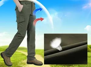 Détail du pantalon cargo vert armée montrant le tissu respirant et évacuant l'humidité