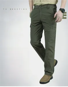 Détail du pantalon de sport séchage rapide olive avec poches cargo et broderie d'oiseau