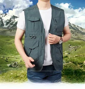 Detailansicht der Outdoor-Weste mit praktischen Taschen, D-Ringen und stabilem Reißverschluss
