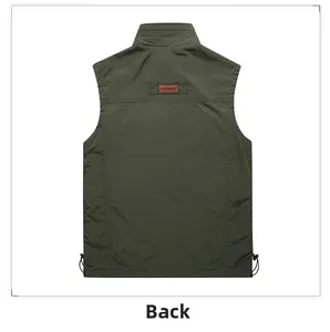 Vista posteriore del gilet outdoor verde militare con patch in pelle e orlo regolabile