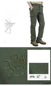 Détail du pantalon cargo vert armée montrant l'écusson brodé et la poche latérale