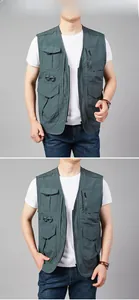 Detailansicht einer dunkelgrauen Outdoor-Weste für Herren mit funktionellen Taschen