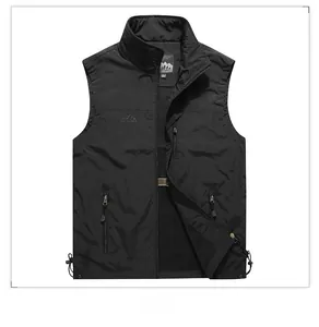 Dettaglio del gilet sportivo nero con tasche con cerniera e fodera in rete traspirante