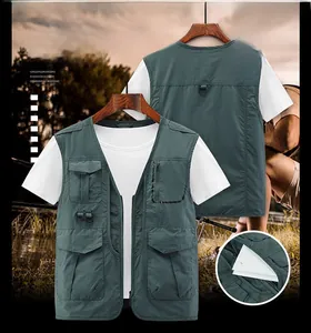 Dettaglio del gilet da pesca multitasche resistente in verde scuro per l'aria aperta
