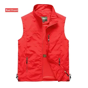 Dettaglio del gilet rosso outdoor con tasche a zip e fodera in rete traspirante