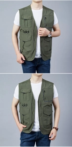 Nahaufnahme der militärgrünen Mehrzweckweste mit vielen Taschen für Outdoor-Aktivitäten