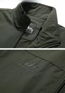 Dettagli del colletto alla coreana e del ricamo montano sul gilet outdoor oliva
