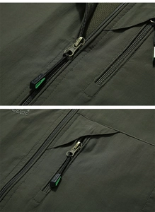 Dettaglio del gilet outdoor verde militare con zip, etichetta Sports e ricamo Outdoor