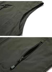 Dettaglio del gilet outdoor verde oliva con tasca a zip e logo SPORTS inciso