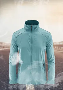 Detail der hellblauen atmungsaktiven Sonnenschutzjacke mit Reißverschluss und Stehkragen