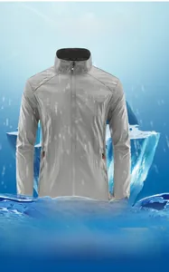 Detail der grauen Herren-Sonnenschutzjacke mit Eisblöcken für kühlenden Effekt im Sommer