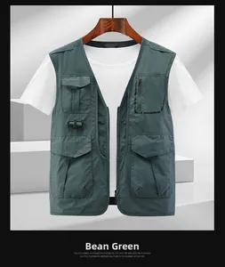 Dettaglio del gilet outdoor verde che mostra tasche multiple e il gancio a D funzionale