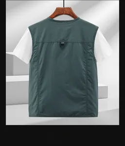 Vista dettagliata del retro di un gilet outdoor verde scuro con cuciture rinforzate e gancio