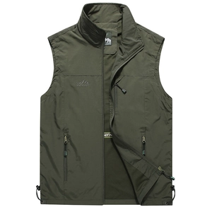 Gilet outdoor da uomo verde militare con collo alto e tasche multiple con cerniera