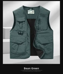 Dettaglio del gilet outdoor verde con multitasche in nylon e mesh traspirante interno