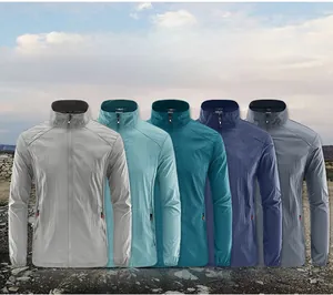 Detail von fünf Outdoor-Sonnenschutzjacken in Grau, Blau und Marine mit Reißverschlusstaschen