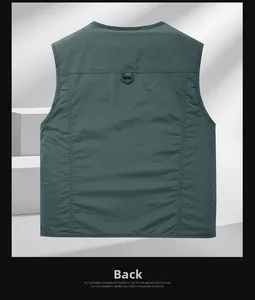 Vista posteriore del gilet da esterno verde scuro con multitasche e gancio a D