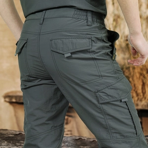 Pantalon cargo d'extérieur pour hommes en vert-gris foncé avec tissu ripstop et poches latérales