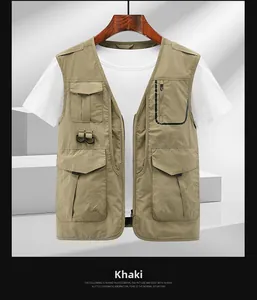 Dettaglio del gilet da esterno kaki con tasche tattiche, cerniera e fibbia a D