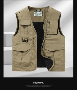 Dettaglio del gilet tattico kaki da esterno con multitasche e ganci con anello a forma di D
