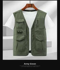 Dettaglio del gilet tattico verde militare con tasche multiple e anelli a D