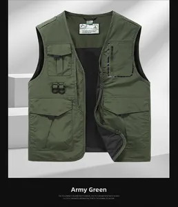 Dettaglio gilet outdoor verde militare con tasche multifunzione e scollo a V