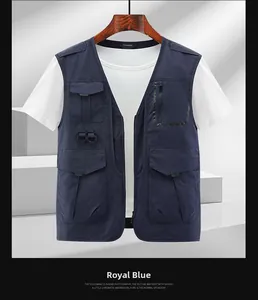 Dettaglio del gilet multitasche blu navy con scollo a V e ampie tasche con patta