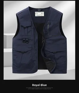 Dettaglio del gilet outdoor blu reale con tasche multiple e fodera interna a rete