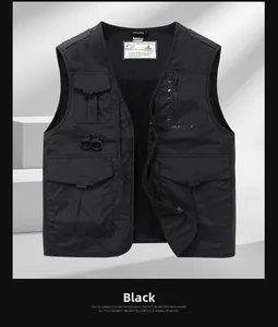 Dettaglio del gilet tattico nero con tasche multiple, anelli a D e tessuto resistente