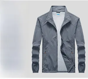Detailansicht der dunkelgrauen Sonnenschutzjacke mit Reißverschlusstaschen und Stoff